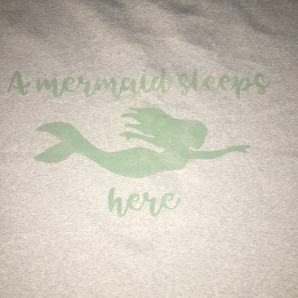 A Mermaid  🧜🏼‍♀️ Sleeps Here Blanket - Picture 2 of 5